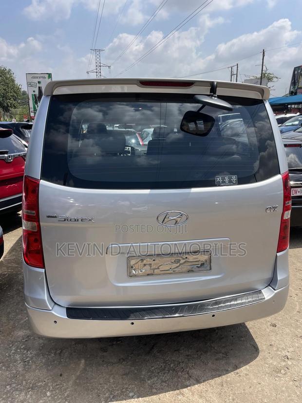 Hyundai Starex 2015 Silver photo 3