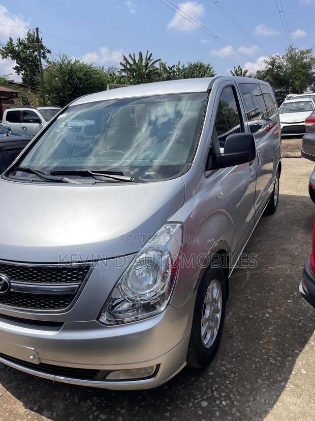Hyundai Starex 2015 Silver photo 2