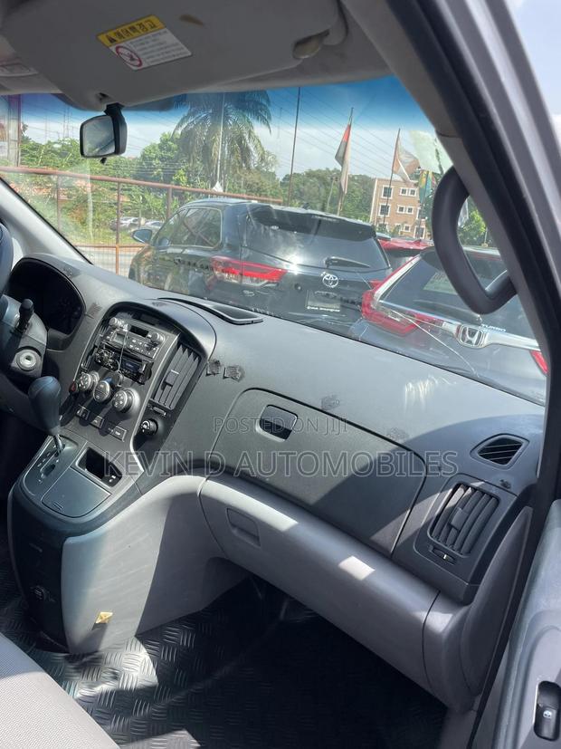 Hyundai Starex 2015 Silver photo 11