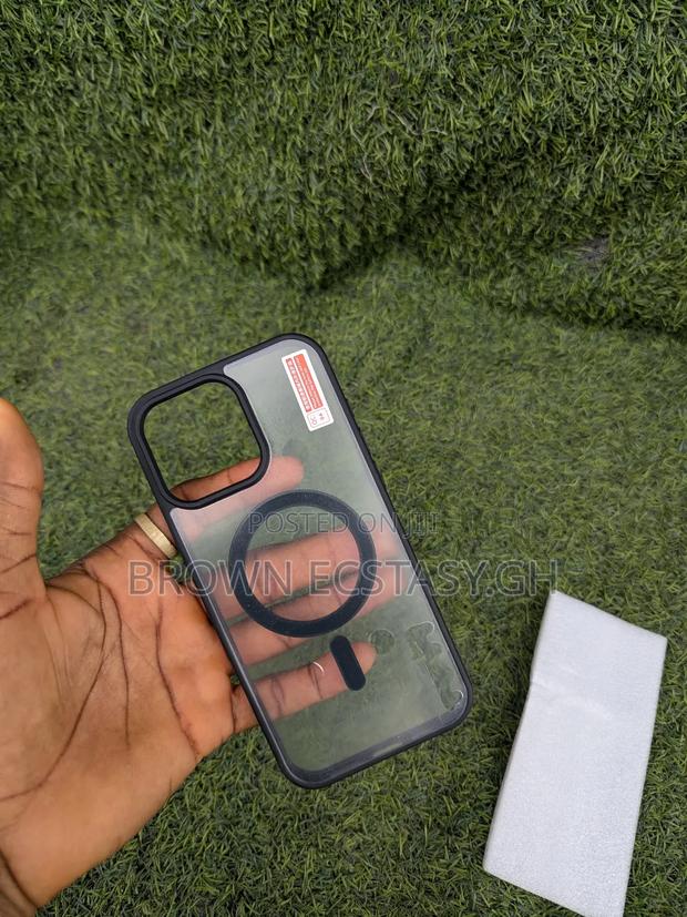 iPhone 16 Plus / 16 Pro Max Clear Case With Black · Photo 4