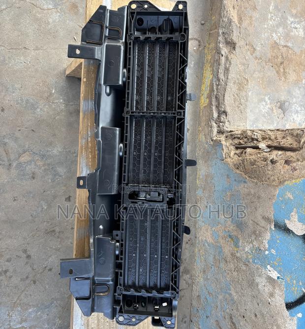 Honda CRV 2018- 2022 Upper Shutter Grille photo 2