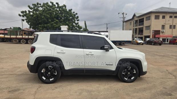 Jeep Renegade 2021 White photo 8