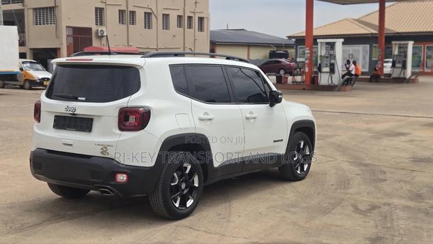 Jeep Renegade 2021 White photo 10