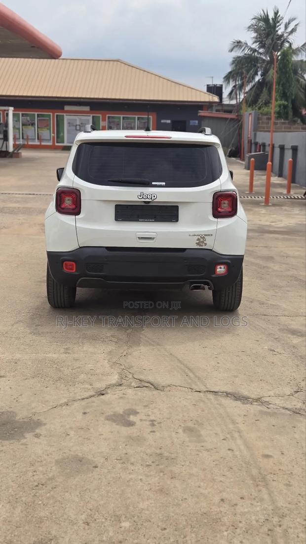 Jeep Renegade 2021 White photo 11
