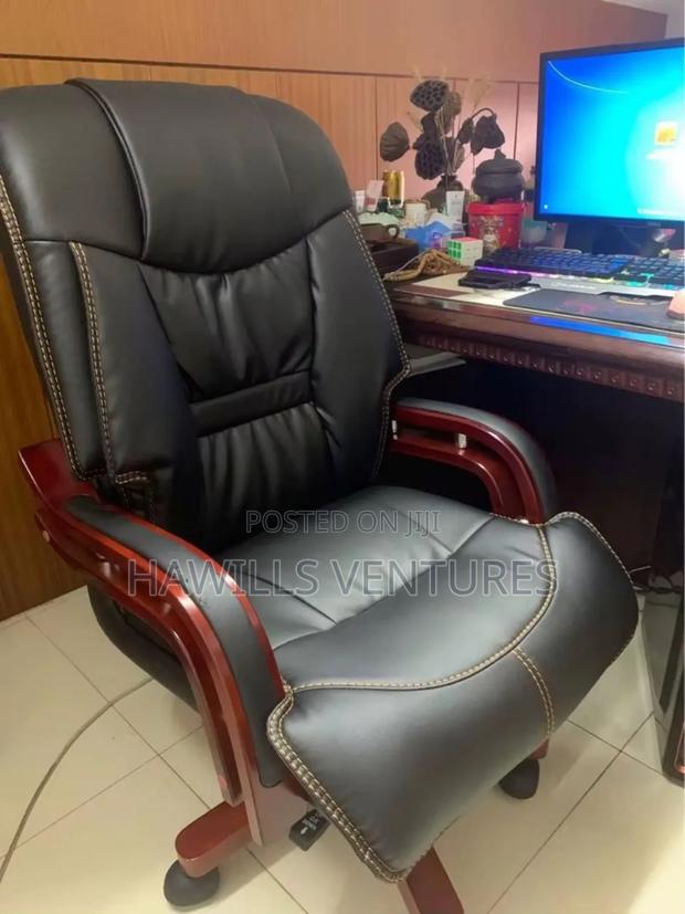 Quality Leather Ligt Chair · Photo 2