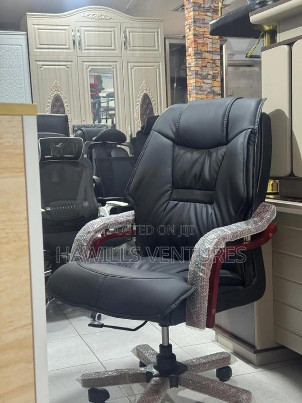 Leather Swivel Chair · Photo 2