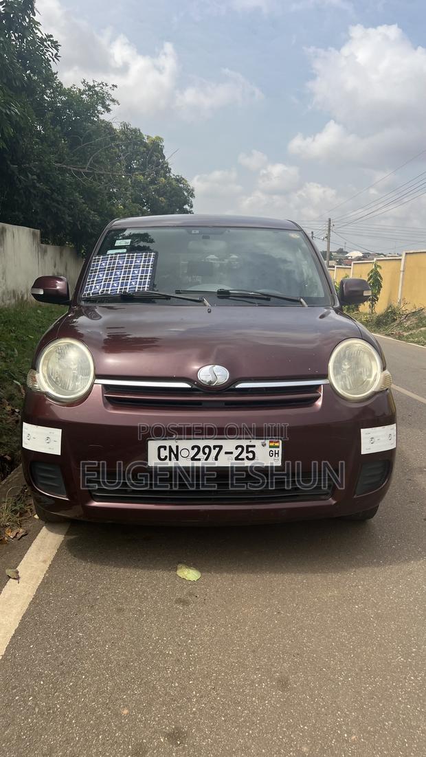 Toyota Sienta 2010 Brown