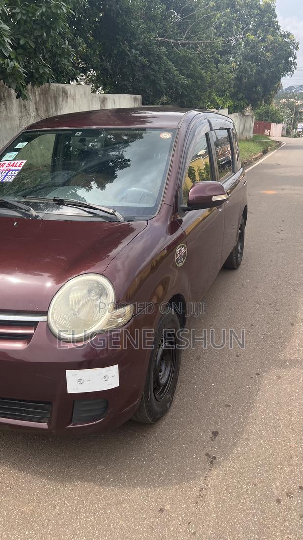 Toyota Sienta 2010 Brown