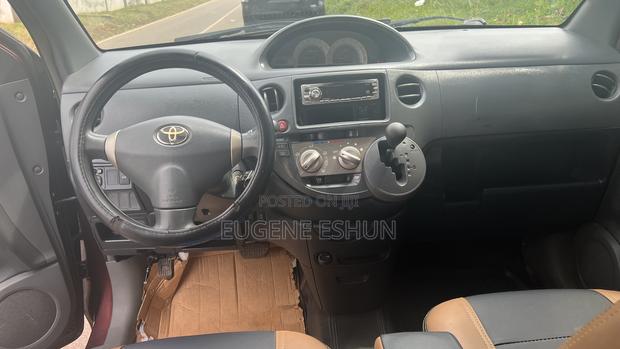 Toyota Sienta 2010 Brown