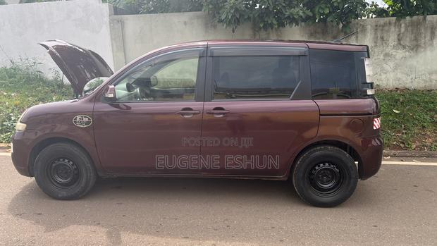 Toyota Sienta 2010 Brown