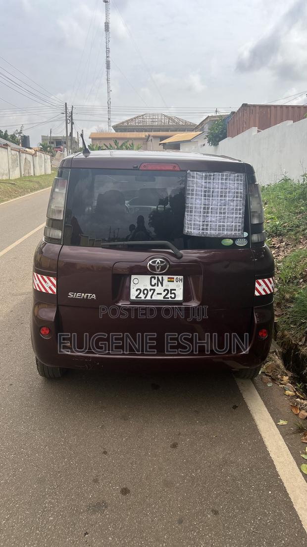 Toyota Sienta 2010 Brown