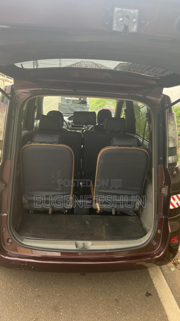 Toyota Sienta 2010 Brown