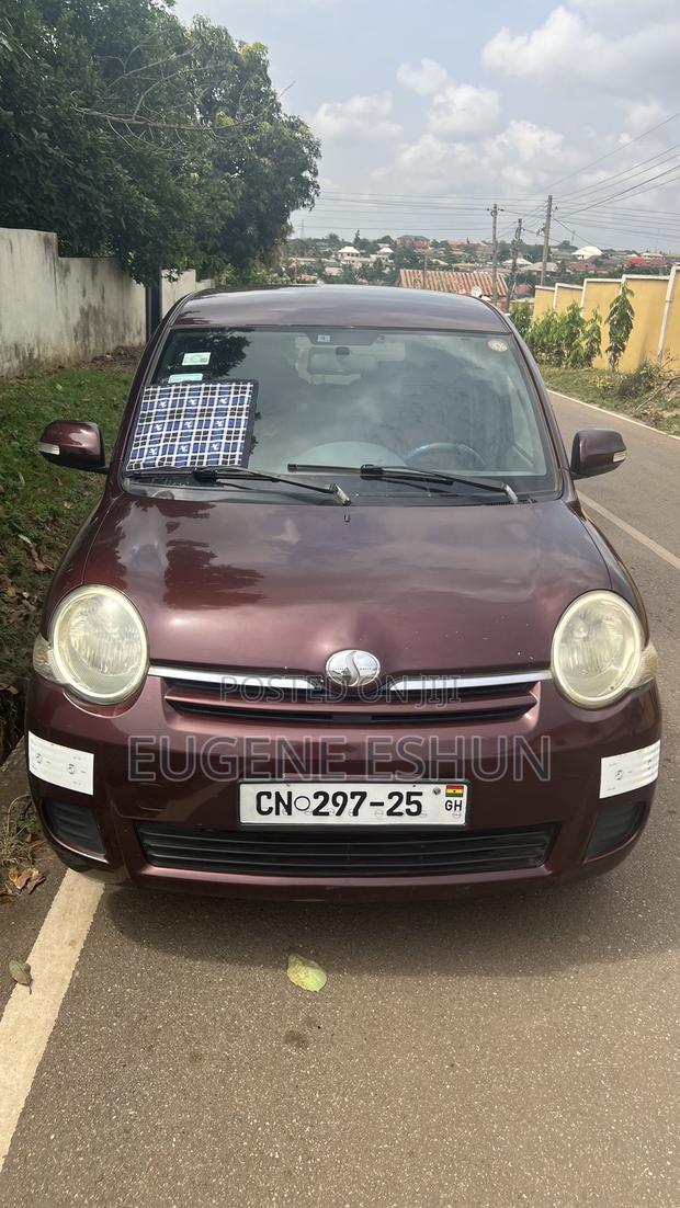 Toyota Sienta 2010 Brown
