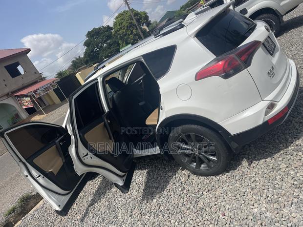 Toyota RAV4 Limited 4dr SUV (2.5L 4cyl 6A) 2018 White photo 5