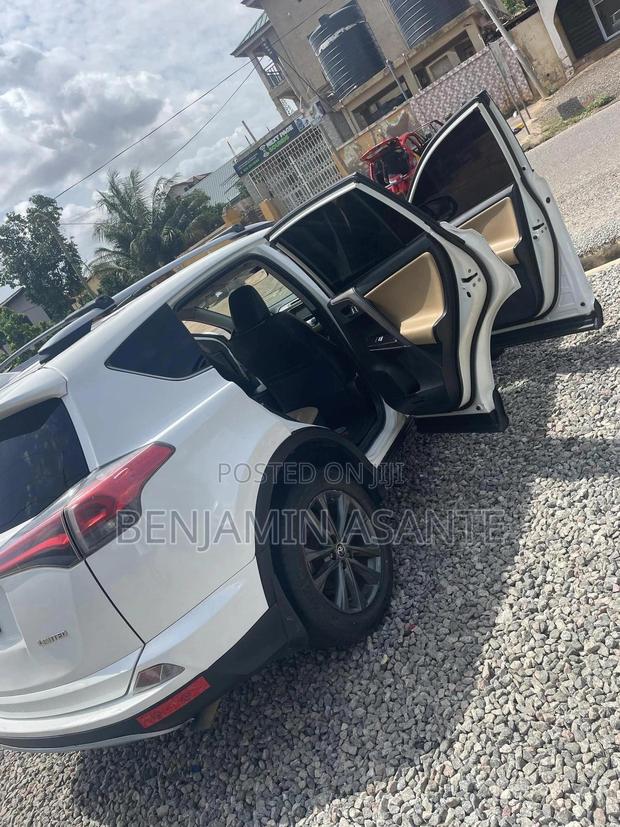 Toyota RAV4 Limited 4dr SUV (2.5L 4cyl 6A) 2018 White photo 2