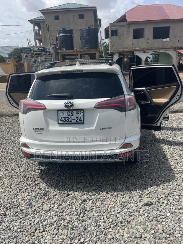 Toyota RAV4 Limited 4dr SUV (2.5L 4cyl 6A) 2018 White photo 3
