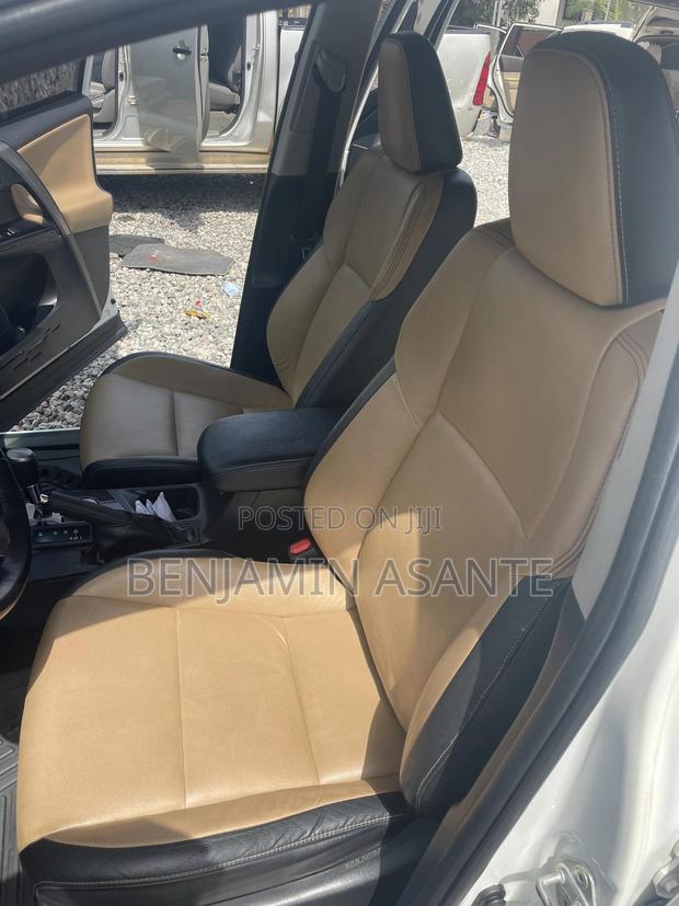 Toyota RAV4 Limited 4dr SUV (2.5L 4cyl 6A) 2018 White photo 4