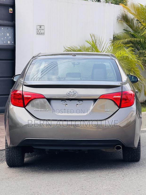 Toyota Corolla SE (1.8L 4cyl 6M) 2018 Gold