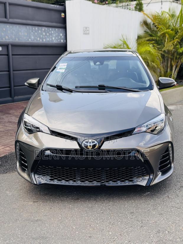 Toyota Corolla SE (1.8L 4cyl 6M) 2018 Gold