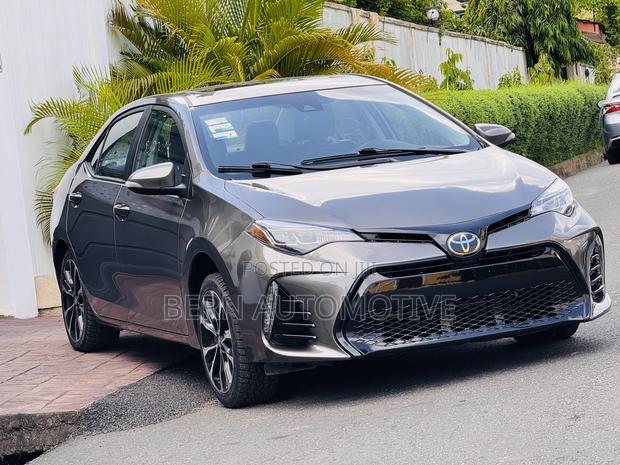 Toyota Corolla SE (1.8L 4cyl 6M) 2018 Gold