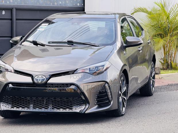 Toyota Corolla SE (1.8L 4cyl 6M) 2018 Gold