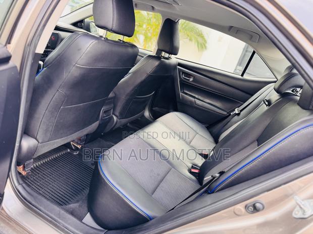 Toyota Corolla SE (1.8L 4cyl 6M) 2018 Gold