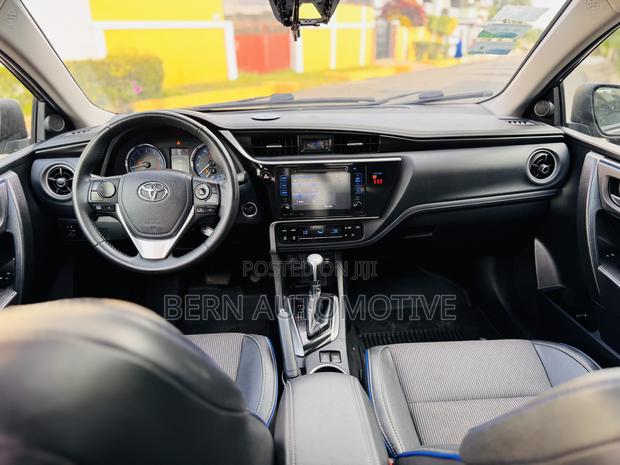 Toyota Corolla SE (1.8L 4cyl 6M) 2018 Gold