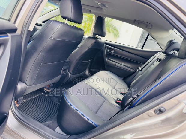 Toyota Corolla SE (1.8L 4cyl 6M) 2018 Gold