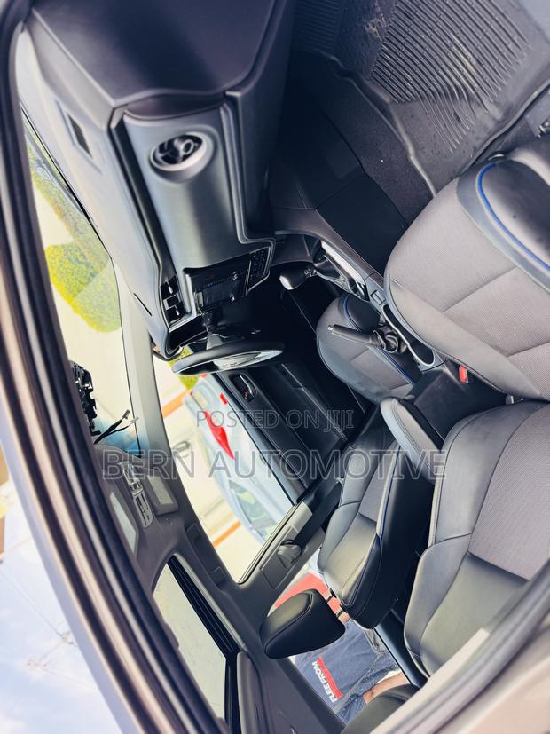 Toyota Corolla SE (1.8L 4cyl 6M) 2018 Gold