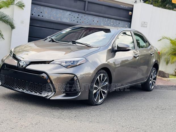 Toyota Corolla SE (1.8L 4cyl 6M) 2018 Gold