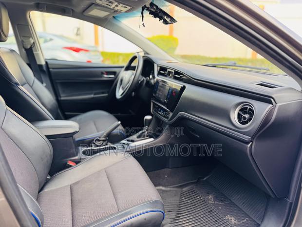 Toyota Corolla SE (1.8L 4cyl 6M) 2018 Gold