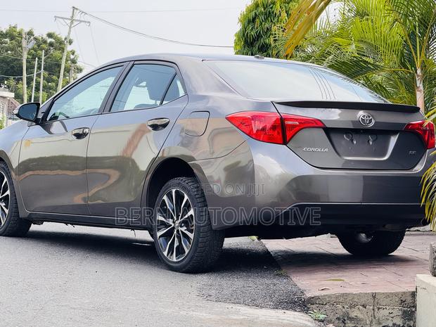 Toyota Corolla SE (1.8L 4cyl 6M) 2018 Gold