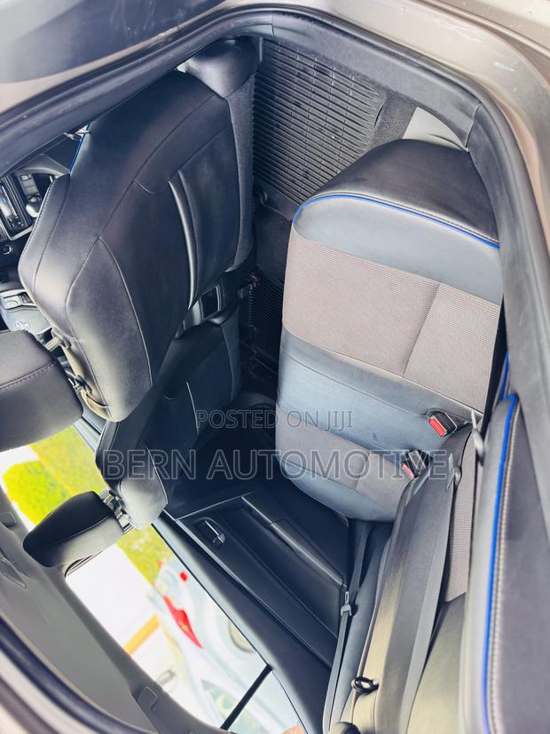 Toyota Corolla SE (1.8L 4cyl 6M) 2018 Gold