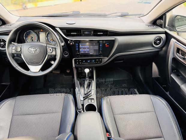 Toyota Corolla SE (1.8L 4cyl 6M) 2018 Gold