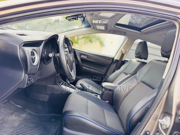 Toyota Corolla SE (1.8L 4cyl 6M) 2018 Gold