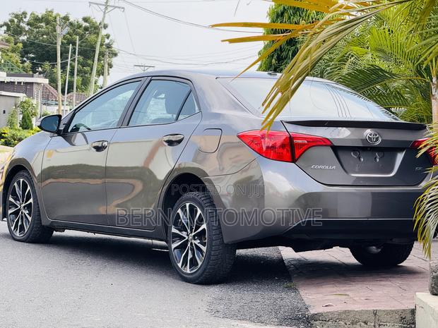 Toyota Corolla SE (1.8L 4cyl 6M) 2018 Gold