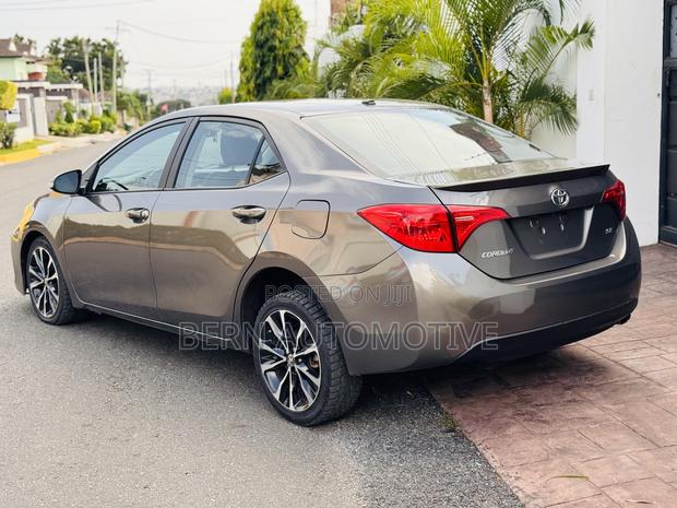Toyota Corolla SE (1.8L 4cyl 6M) 2018 Gold