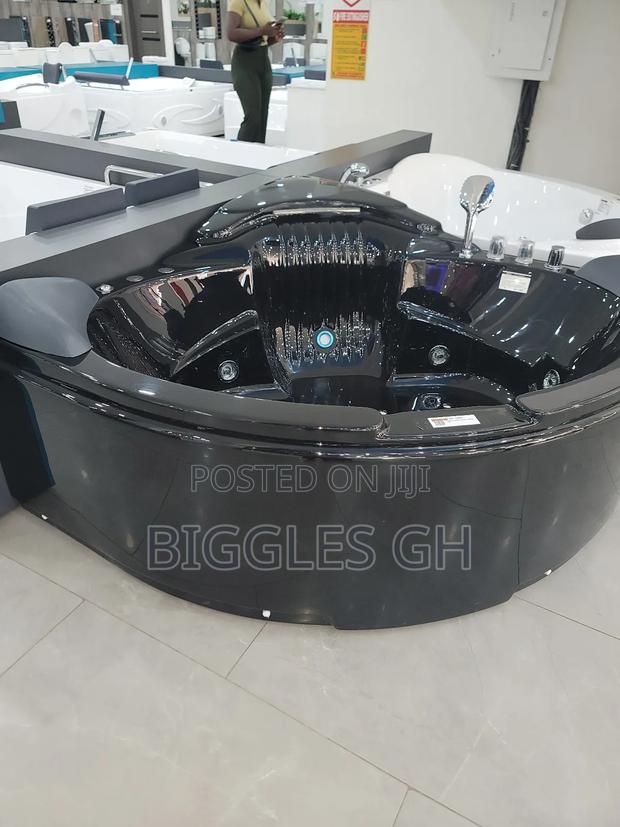 Black Jacuzzi Bathtub With Massager · Photo 3