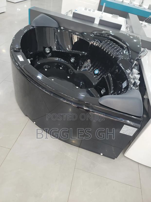 Black Jacuzzi Bathtub With Massager · Photo 4