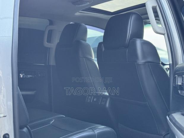 Toyota Tundra Platinum 4dr CrewMax 4WD SB (5.7L 8cyl 6A) 2014 Silver