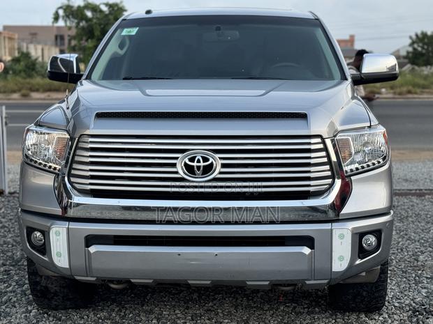 Toyota Tundra Platinum 4dr CrewMax 4WD SB (5.7L 8cyl 6A) 2014 Silver