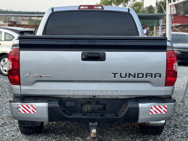 Toyota Tundra Platinum 4dr CrewMax 4WD SB (5.7L 8cyl 6A) 2014 Silver