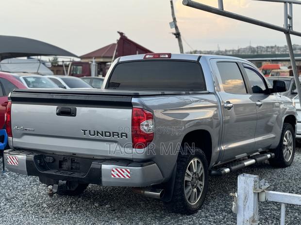 Toyota Tundra Platinum 4dr CrewMax 4WD SB (5.7L 8cyl 6A) 2014 Silver