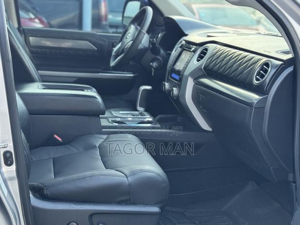 Toyota Tundra Platinum 4dr CrewMax 4WD SB (5.7L 8cyl 6A) 2014 Silver