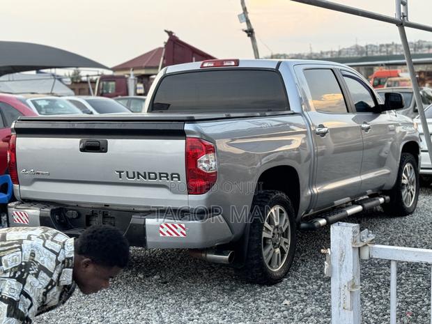 Toyota Tundra Platinum 4dr CrewMax 4WD SB (5.7L 8cyl 6A) 2014 Silver