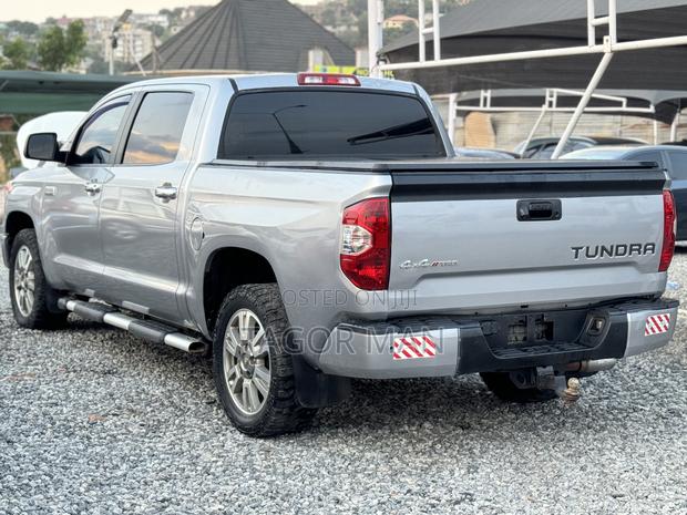 Toyota Tundra Platinum 4dr CrewMax 4WD SB (5.7L 8cyl 6A) 2014 Silver