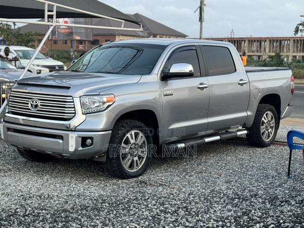Toyota Tundra Platinum 4dr CrewMax 4WD SB (5.7L 8cyl 6A) 2014 Silver