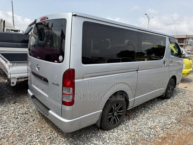Toyota HiAce 2010 Grey photo 10