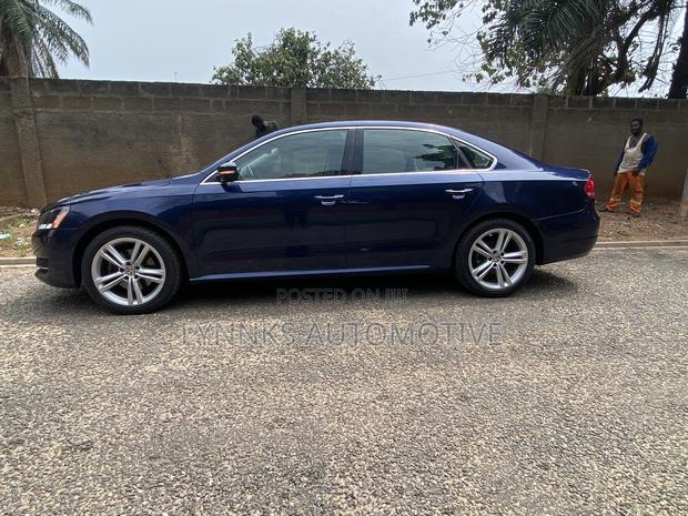 Volkswagen Passat 2015 Blue photo 2
