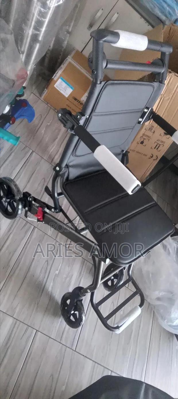 Transfer Foldable Chair With Wheels · Photo 1